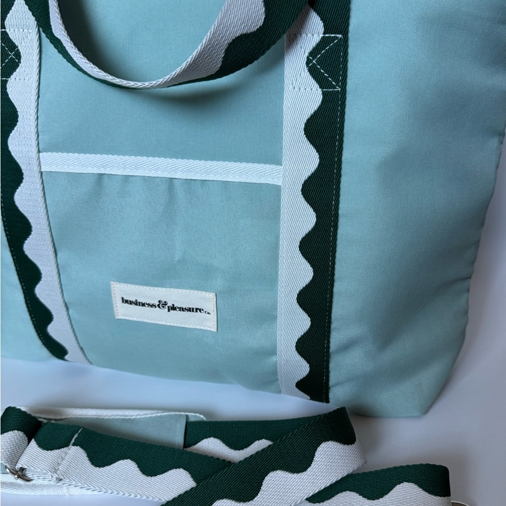 Business & Pleasure Co. THE HOLIDAY COOLER TOTE BAG - RIVIE GREEN - Picture 4 of 11